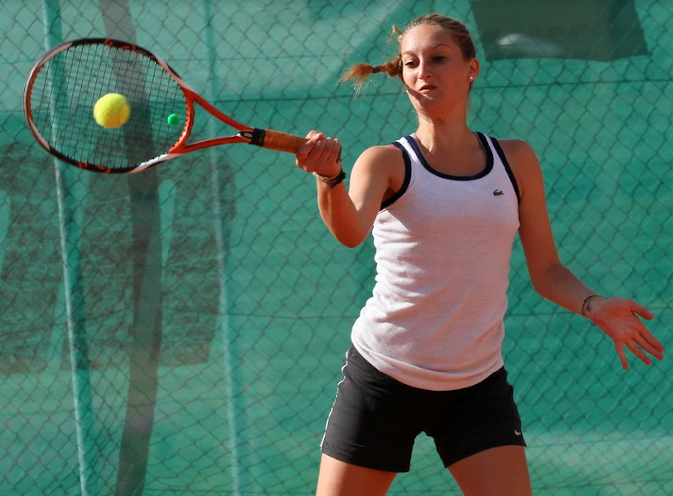 Belle frappe de coup droit d'une joueuse de tennis lors du stage de tennis adultes dans le val d'Allos